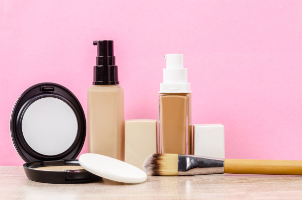 液体粉底液玻璃瓶上化妆海绵和化妆刷。图片下载
