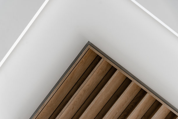 木制天花板背景由桃花心木，生态背景与天然木材，面板与staple在深棕色图片下载