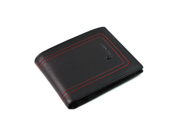 马来西亚巴生岛:2021年5月6日——黑色钱包孤立在白色背景上图片下载