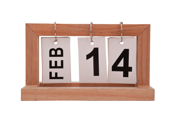 2月14日每日日历日期。情人节。木制室内日历孤立在白色背景上。图片下载