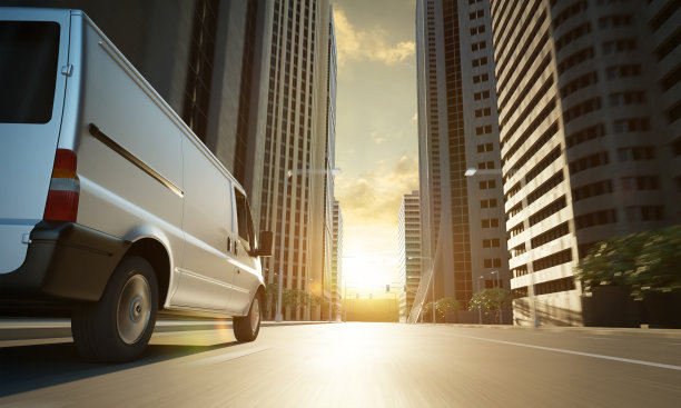 白色货车在城市街道上送货图片下载