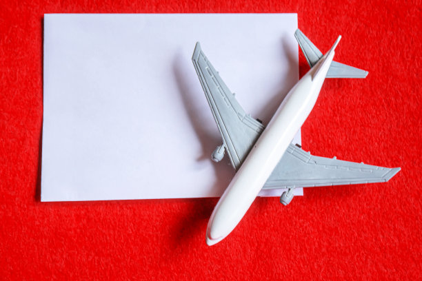 红色背景上的红心和飞机。情人节。有选择性的重点。图片下载