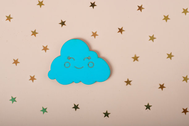 木云和米色背景上的星星图片下载