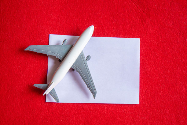 红色背景上的红心和飞机。情人节。有选择性的重点。图片下载