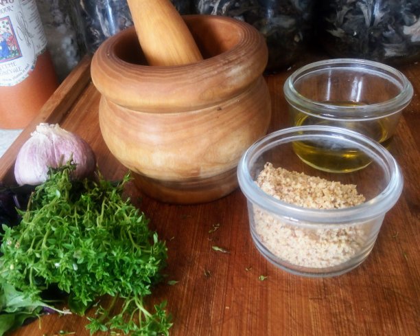 准备香蒜沙司的配料照片图片下载