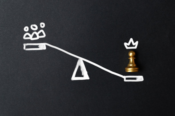 事业规模的概念。一个专业的员工比许多没有经验的员工要好。图片下载