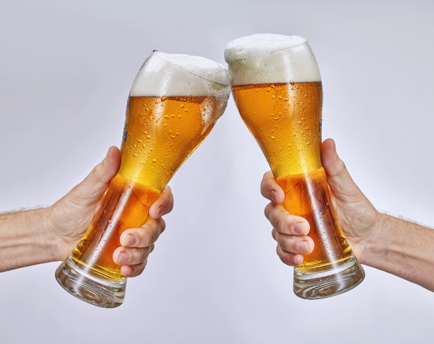 手拿着一杯啤酒图片下载