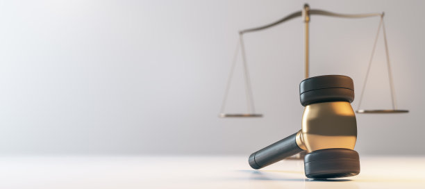律师的小木槌和天平在光背景上的特写与模拟的地方。26、正义与法官观念。3 d渲染。图片下载