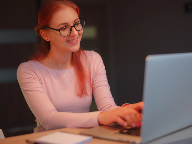 愉快快乐的年轻女性自由职业者在家工作图片下载