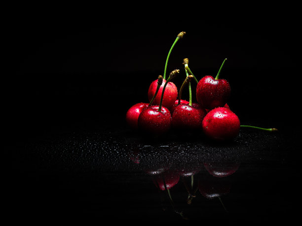 黑暗中樱桃的倒影图片下载