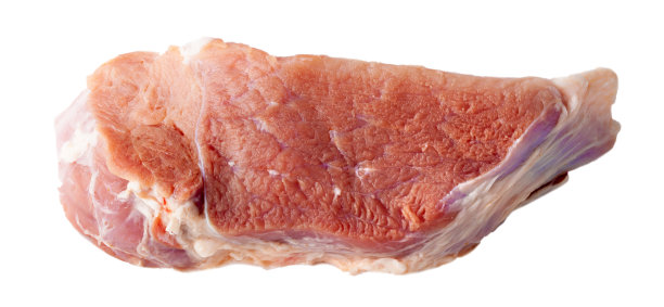 美味的生牛肉片近距离孤立在白色背景上图片下载