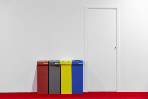 有门的白墙和纸板可回收的垃圾箱。废物筐图片下载