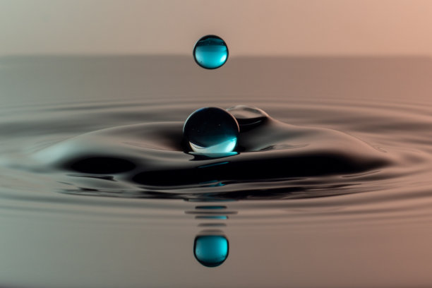 两滴蓝色的水图片下载
