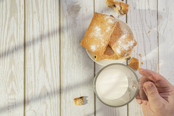 在木制背景上自制巧克力、坚果和葡萄干饼干。早餐。图片下载