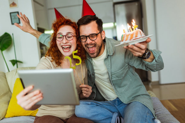 年轻夫妇在网上用蛋糕庆祝生日。图片下载