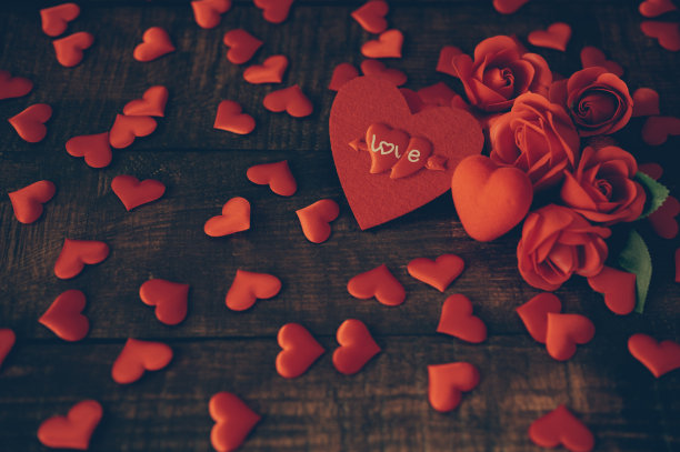 木板上的玫瑰和心形，情人节背景，婚礼当天图片下载
