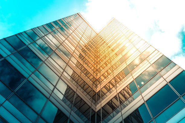 写字楼在阳光下的倒影，伦敦金丝雀码头图片下载