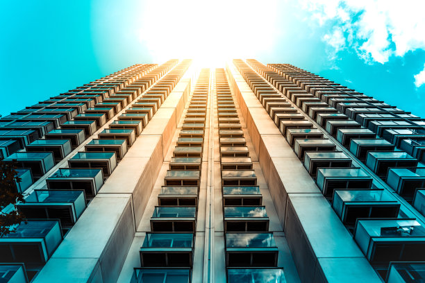 阳光下的现代住宅建筑，伦敦金丝雀码头图片下载