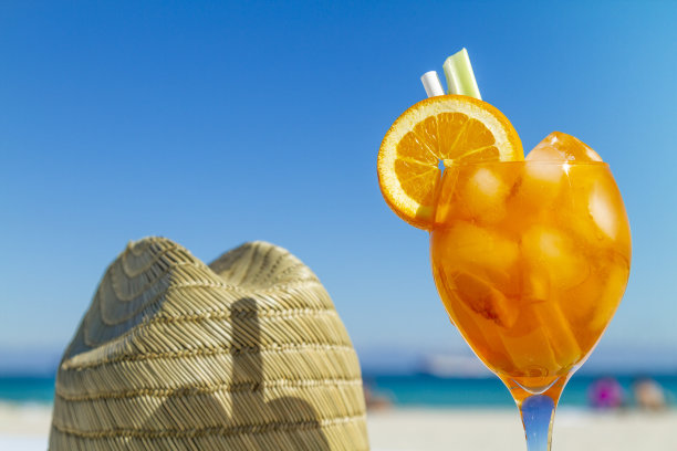 阳光明媚的一天，在迈阿密南海滩海洋大道附近的在多汁清爽的鸡尾酒图片下载