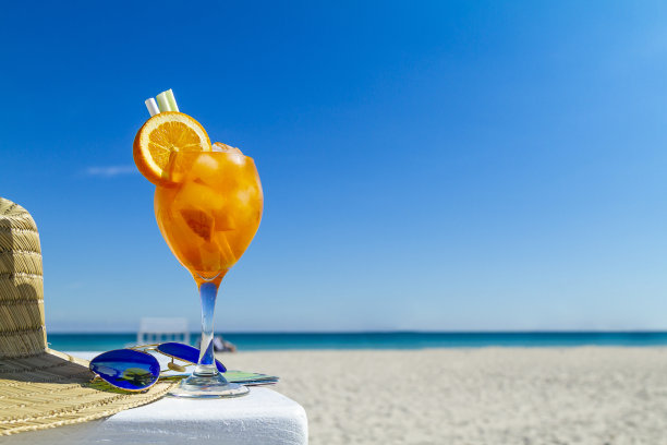 阳光明媚的一天，在迈阿密南海滩海洋大道附近的在多汁清爽的鸡尾酒图片下载
