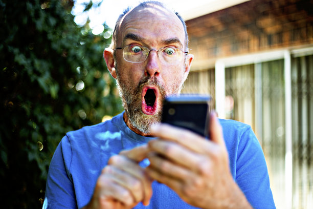 男子使用手机图片下载