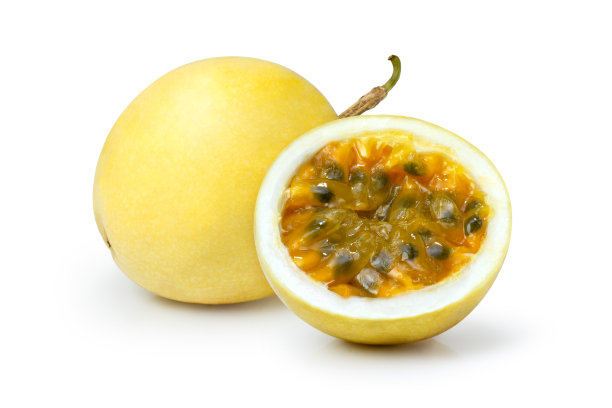 黄色的西番莲果与水滴和切成薄片孤立在白色背景上。图片下载