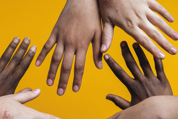 多样的手黄色背景图片下载