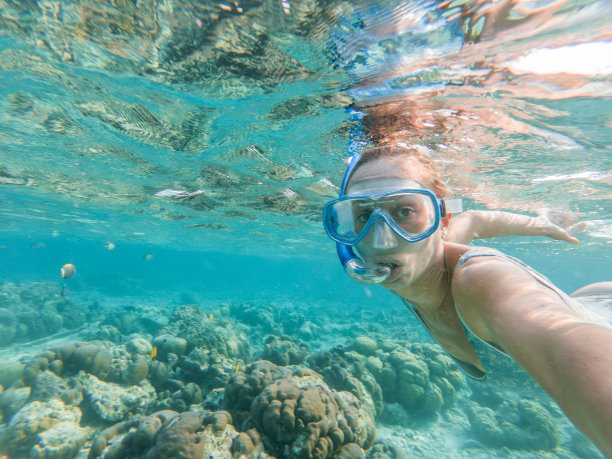年轻女人戴着浮潜面罩在水下自拍图片下载
