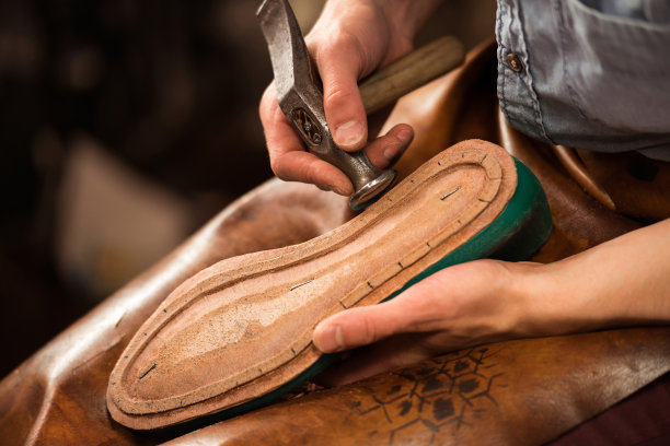 鞋匠坐在车间里做鞋图片下载
