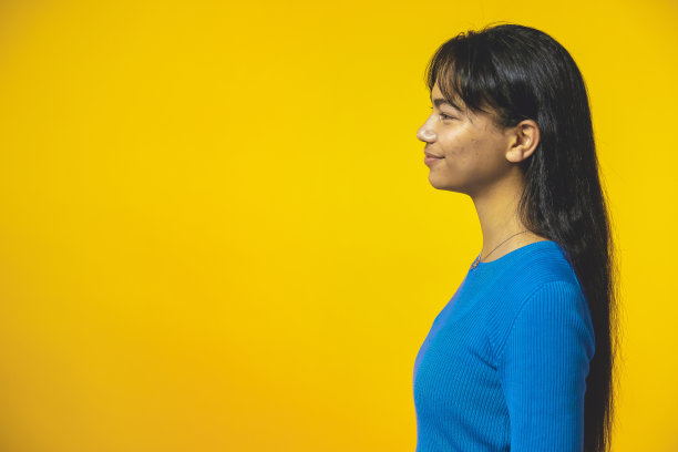 快乐少年的侧面肖像图片下载