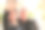 父亲和年轻的成年女儿在公园用手机自拍的户外照片图片下载