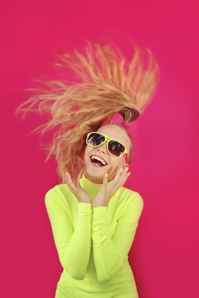 一个金发女孩穿着黄色高领毛衣，戴着墨镜。图片下载