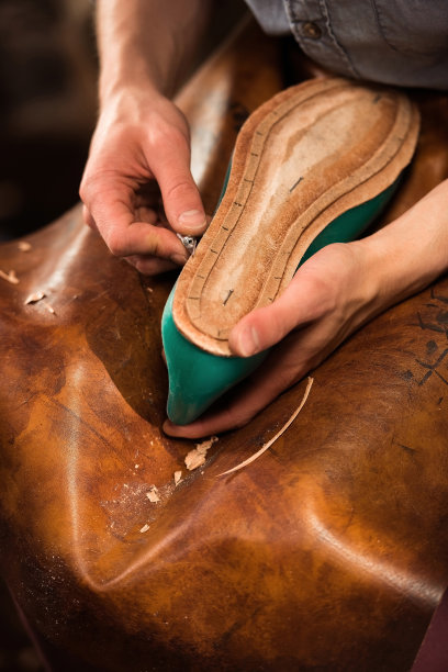 鞋匠坐在车间里做鞋图片下载