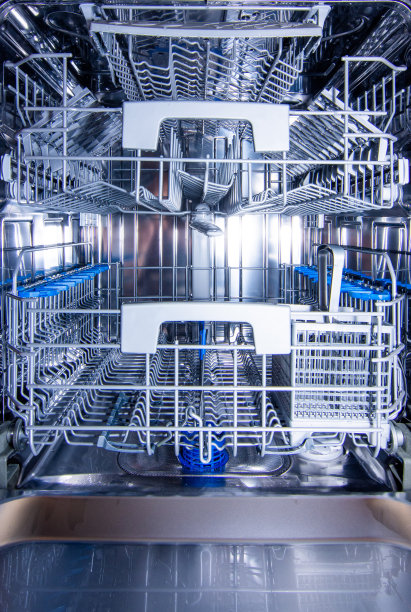 现代不锈钢洗碗机内部的前视图。垂直的照片。图片下载