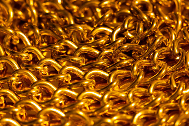 金链。黄色铁链的细节。金属链链上的金背景。装饰珠宝。奢华设计的璀璨珠宝。美丽的金项链。广告、传单的微距照片。С失去图片下载