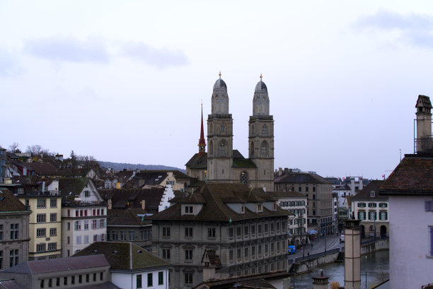 在一个多雪多雨的冬天，在Zürich的老城，新教大教堂和双塔。图片下载