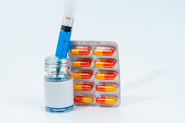 医用玻璃罐与注射器和药丸隔离在白色背景上。医学图片下载