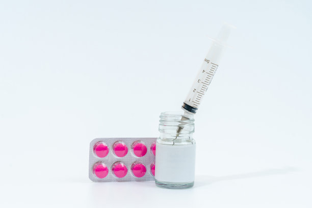医用玻璃瓶，白色背景上隔离注射器和药片图片下载