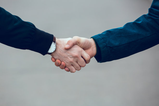 男性的握手，手上戴着手表图片下载