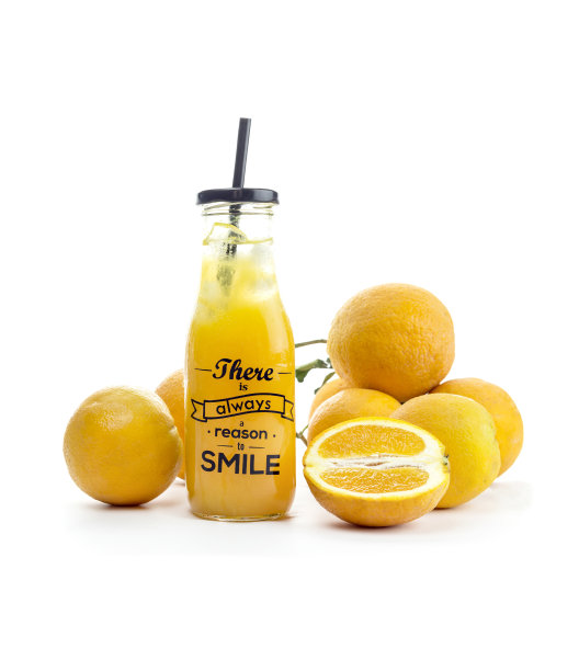 白色背景上的橙汁和橙子的特写镜头图片下载