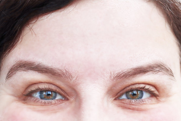 女人脸的一部分。微笑的眼睛。40岁后不化妆的美女图片下载