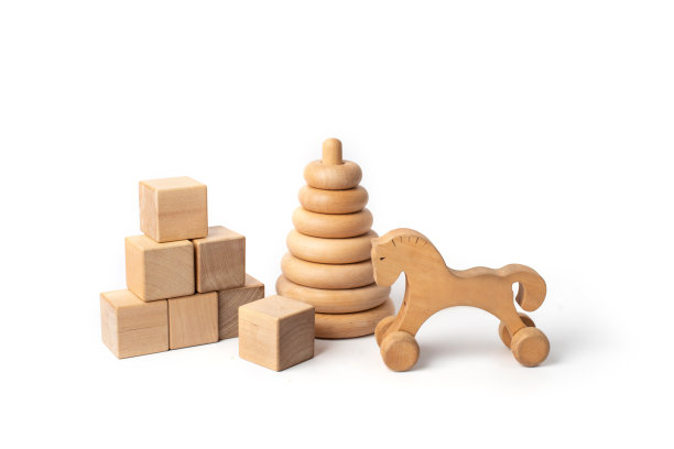 白色背景上的木制玩具，立方体，金字塔，马图片下载