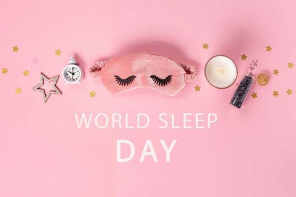 3月18日是世界睡眠日。可爱的睡眠面具和闹钟粉红色粉彩背景，俯视图。图片下载