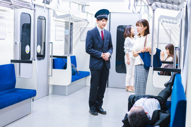 列车员向火车上一名摔倒的乘客喊话图片下载