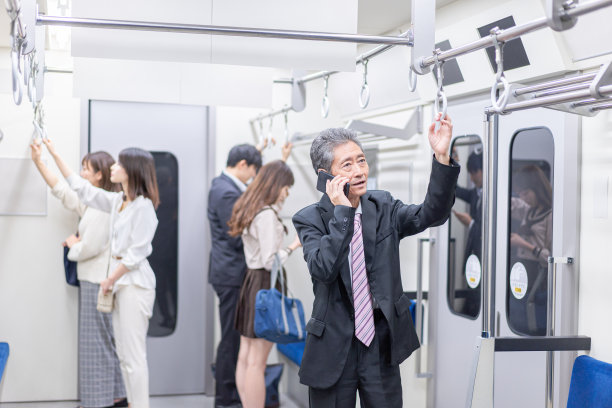 商人在火车上聊天图片下载