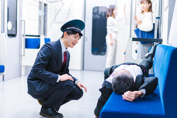 列车员向火车上一名摔倒的乘客喊话图片下载