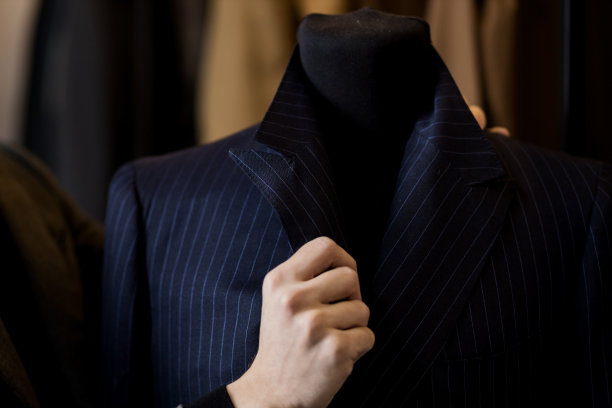 优雅的男人的西装。图片下载