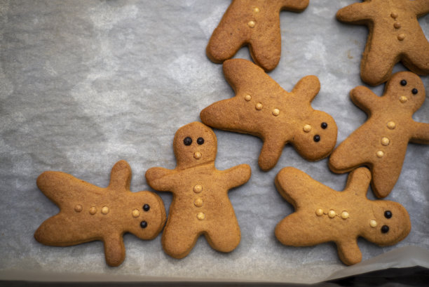 完美烘焙的自制/自制饼干人/姜饼面团饼干切割器/饼干切割器家庭烘焙照片在羊皮纸/防油纸上不粘烤盘。图片下载