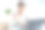 年轻的女商务人士在办公室用笔记本电脑工作，专心地阅读和搜索信息，喝咖啡。图片下载