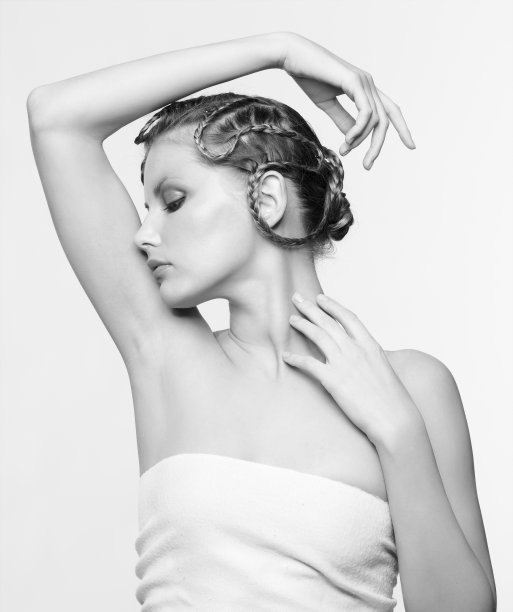 黑白肖像在高音调与创意发型辫子的女性图片下载